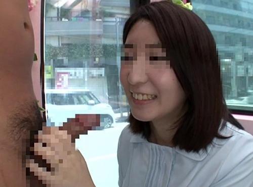 【人妻ナンパ】商店街で働く奥さま限定！アンケートと称して旦那より大きいチンポを見せたら股を開いてしまうのか？