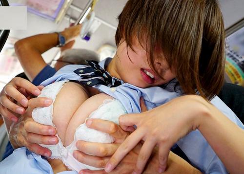 推定Fカップ！気の弱そうな爆乳女子校生を逃げ場のない満員バスで制服越しの乳揉み痴漢！濡れた下着を脱がしてチンポ即ハメ！