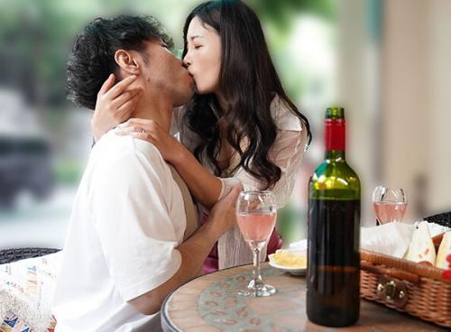 親子なのにカップルに間違われる大学生の息子と母のセックスありの白昼デート