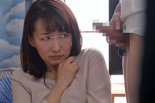 「おばさんで興奮しないで…」勧誘に来た保険屋のおばちゃんが若い男子の性欲に負けて股を開いてしまった一部始終