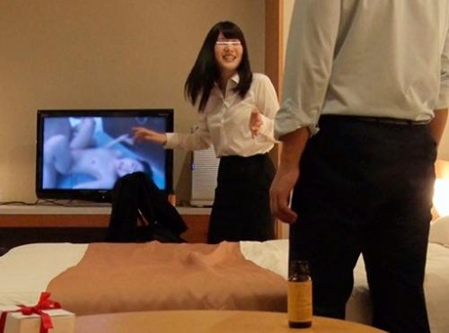 突然流れるAV！ベッドの上にアダルトグッズ！エッチはハプニングが起きるホテルで相部屋になった同僚男女はSEXしてしまうのか