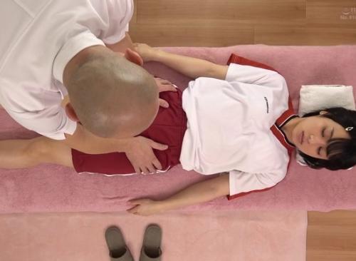 『ここが一番大事だからね。』スポーツ整体にやって来た思春期の部活少女のクリトリスを電マで絶頂破壊する悪徳店