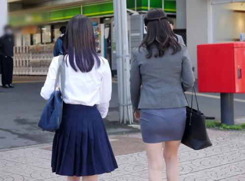 「えっ！おばさんの私が？！」入学式からの帰りの電車で痴漢に遭って娘の前なのに愛液を垂れ流してしまった熟女母