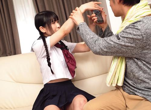 「そ、それ私じゃない…」ネットで発見したオナニー動画がまさかの姪っ子！ママへの告げ口と引換えに中出しセックス