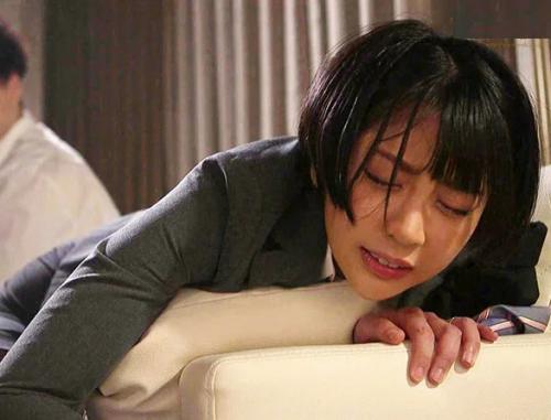 【相部屋NTR】大嫌いな同僚に出張先で媚薬を飲まされて…朝まで続いたキメセクで一生分イカされたOL