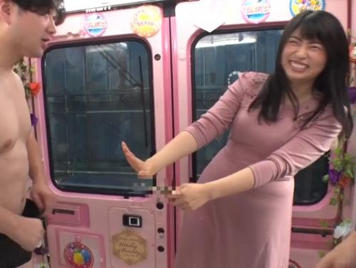 【人妻ナンパ】全員38歳オーバー！街行く欲求不満な主婦は若い男子の勃起チンポを見たら発情して股を開いてしまうのか？！