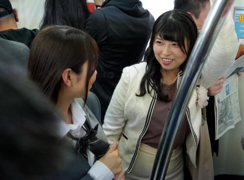 「えっ！おばさんの私の方が？！」授業参観に向かう電車で娘の隣で痴漢に遭って愛液を垂れ流してイってしまった熟女母