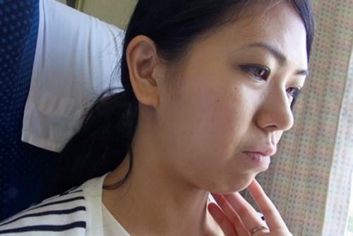 【人妻不倫旅行】結婚4年目　子なし専業主婦(28)。夫とすれ違いの生活が続いた奥さまが初めて他人のチンポを受け入れた一部始終