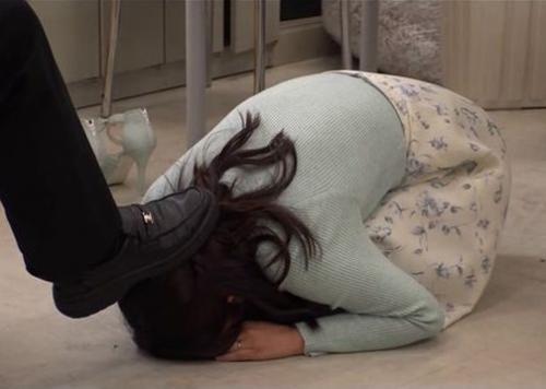 『家族には連絡しないでください…』貧乏すぎて万引きしてしまった清楚な主婦を床に這いつくばらせて土下座制裁レイプ！
