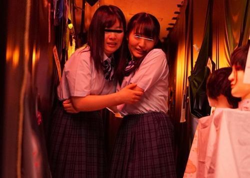 【お化け屋敷痴漢】ターゲットは学年のマドンナ！文化祭でオバケ役の男子たちが揉んで脱がしてチンポ入れてやりたい放題!!