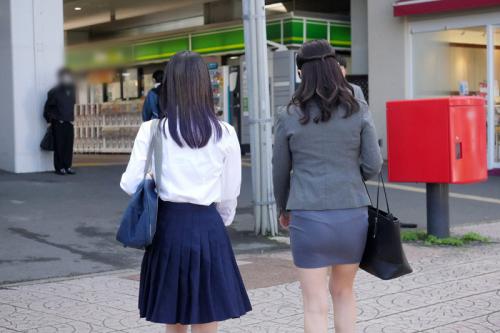 「えっ！私(おばさん)の方が？！」娘の入学式の帰り、痴漢に遭って娘の前なのに愛液を垂れ流してイってしまった熟女母