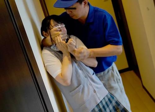 【JKレイプ】業者を装って一人で留守番中の娘を襲撃！幼い膣にローターを無理矢理ねじ