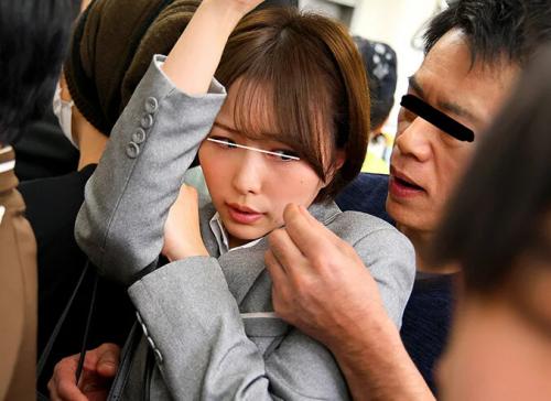 【痴漢】『こんなに濡らして何で嫌がってんの？ｗ』パンティ越しに指マンされ言い訳出来ないくらい愛液を漏らす人妻はチンポ挿入を拒めない