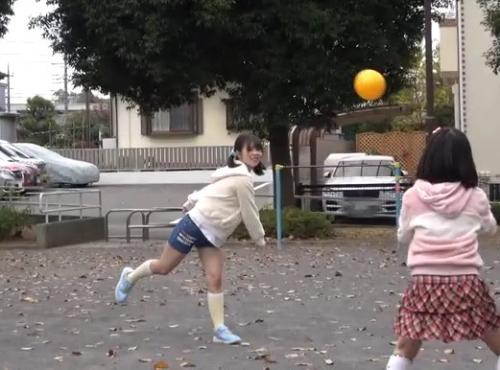 【閲覧注意】子供だけで遊んでる少女たちを狙った連れ去り野外集団レイプ映像