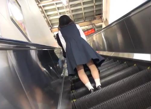 初めて痴漢された優等生女子●学生、ロングスカートの中で初イキ潮を撒き散らしてしまう…