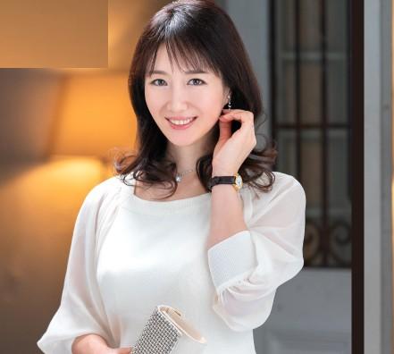 【初撮り五十路】結婚24年目。大学生の息子の友達から告白された美人妻がムラムラ妄想が抑えきれずAV出演！
