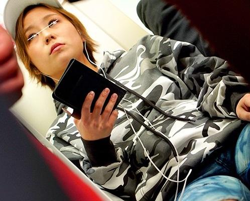 クリ触られて感じてるくせにクールに強がるボーイッシュ娘をメスイキするまで何度もナマ巨根を打ちつける鬼畜痴漢！