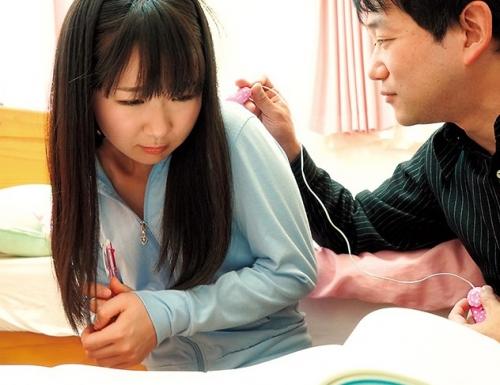 もう高学年なのにノーブラで授業を受ける教え子の乳首が見えて勃起の限界！我慢できず無毛マンコに中出しした一部始終