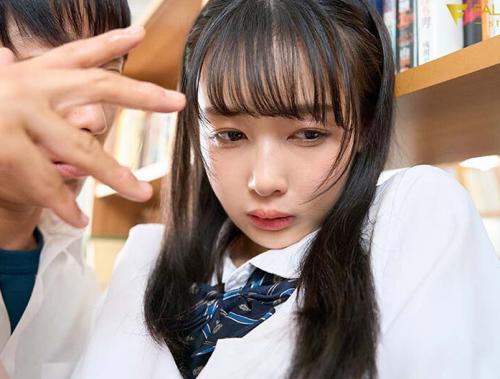 ここで声を出したらみんなに見られちゃう…図書室でストーカー同級生のレイプ行為に声を殺して耐えるしかなかった優等生