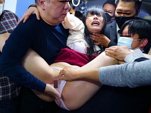 【2穴連続中出し】集団で群がる痴漢たちに強引に脱がされ前も後ろも無残に犯された美女たちの末路…