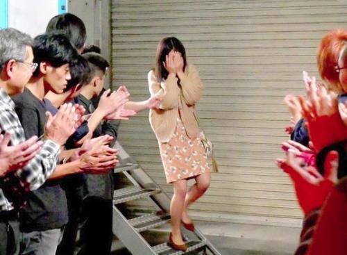 【羞恥】『え…！なんでこんなに人がいるの？』外から丸見えの逆転マジックミラー号だと知らず公開SEXしてしまった素人ｗ
