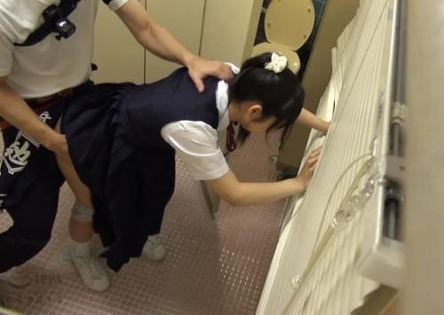 【閲覧注意】まだ毛も生えてない少女たちのお子様マンコを無理矢理バックで犯す！ヤバすぎるロリレイプ映像集