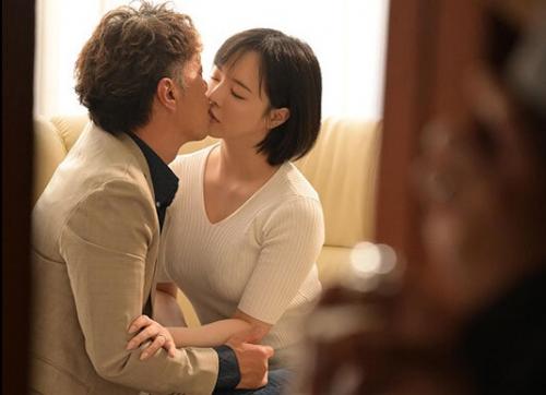 【胸糞NTR】出張から予定より一日早く帰ったら妻が知らない男とめちゃくちゃセックスしていたんだが…三宮つばき