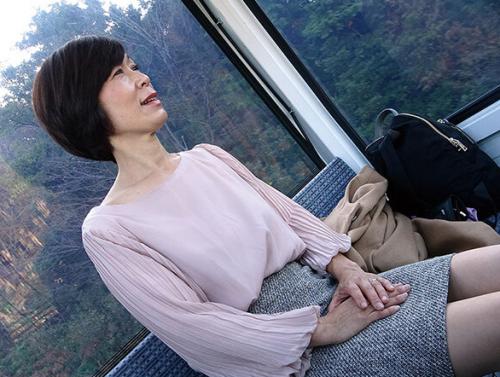 【人妻不倫旅行】結婚21年目、子供は成人済み。十数年セックスレスの四十路主婦が初めて夫以外のチンポを受け入れた日