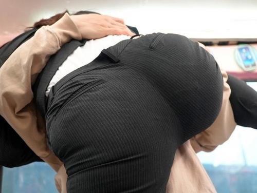 【マジックミラー便】東証一部上場企業で働くパンツスーツのピタパン尻OL限定！染みが出来るほどパツパツ尻を刺激し続けたら股を開いてしまうのか？