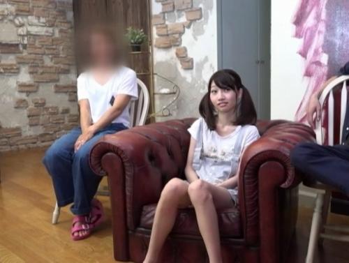 『この子、好きにしちゃってください。』DQN母に水着撮影だと騙されて大人たちにマワされたガリガリの貧困娘