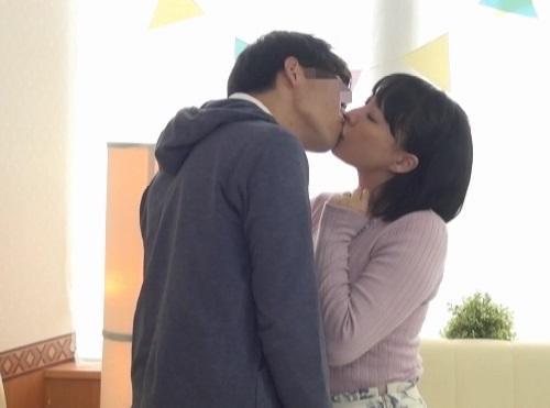【寝取られ検証】34歳以上のレス主婦限定！初対面のイケメン大学生とキスをし続けたら火がついて一線を越えてしまうのか？