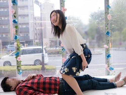 【素人ナンパ】『あんま動かないで！入っちゃうから！』友達男女が高額謝礼に釣られて初めての素股体験！勢い余って挿入事故へｗｗｗｗｗ