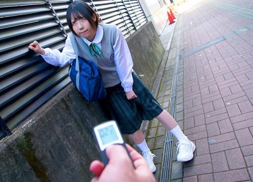 【遠隔バイブ】人生初めて遭遇した痴漢にロングスカートの中がイキ潮でびしょ濡れになるほどイカされた優等生少女