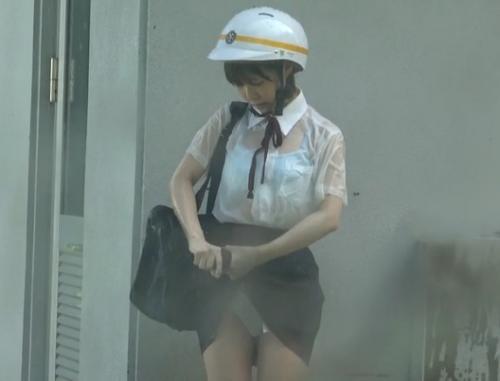 【集団レイプ】突然の豪雨で雨宿りする田舎のヘルメット通学少女の下着が透け透けで…周りの男たちを勃起させてしまった結果