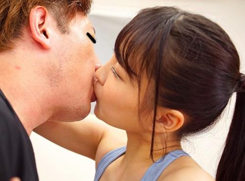 【逆レイプ】狙ったおじさんに突然口移しで勃起薬を飲ませて男潮を吹かせる痴女っこ
