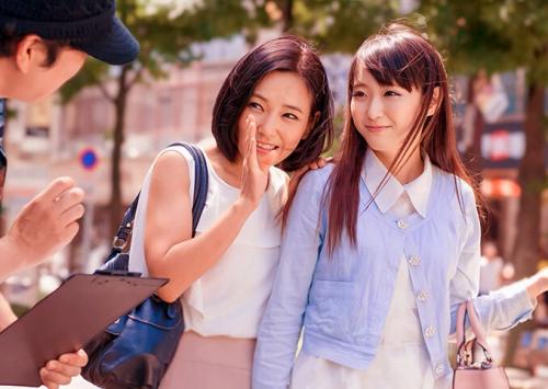 【親子ナンパ】買い物帰りの美人母娘アンケートと騙して強制手マン。目の前でイキまくる母を見た娘も…