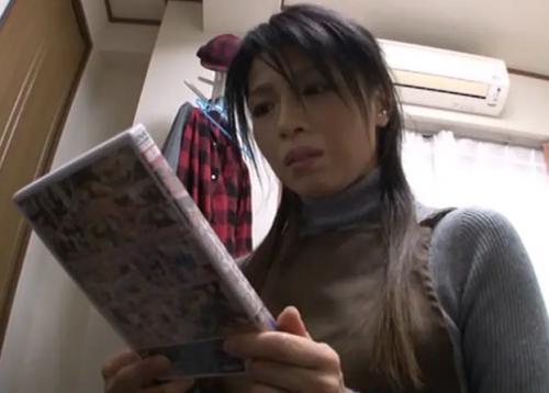 「このままじゃ私が襲われてしまう…」息子の部屋で母子相姦AVを見つけてしまった母が襲われる前に息子を逆夜這い！