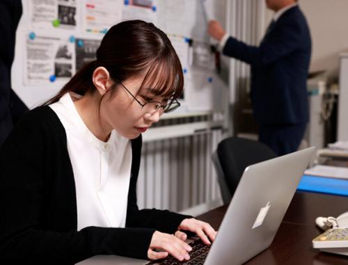 会社では無口な地味な女先輩と出張先でまさかの相部屋に…！一応、軽く手を出してみたら豹変して俺のチンポにしゃぶりついてきた！！