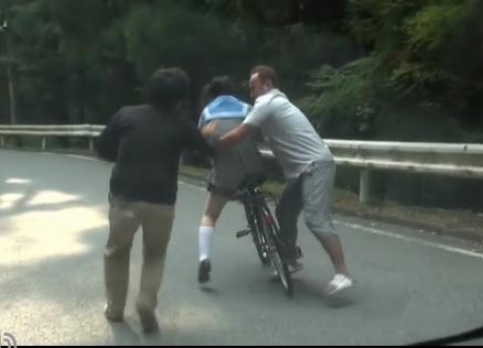 【集団レイプ】田舎道で地元女子●学生を拉致！誰も来ない山奥で大人達が集団で幼膣を犯した鬼畜レイプ映像