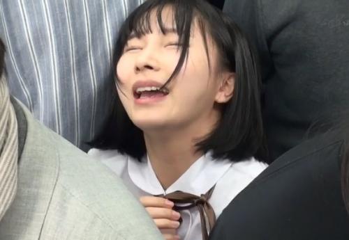 人生初めての痴漢でロングスカートの中がイキ潮でびしょ濡れになるほどイカされた優等生少女