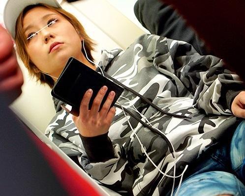 クリトリスを責められてイキそうなくせにクールに強がるボーイッシュ娘をガチイキするまでデカチンで犯す鬼畜痴漢！