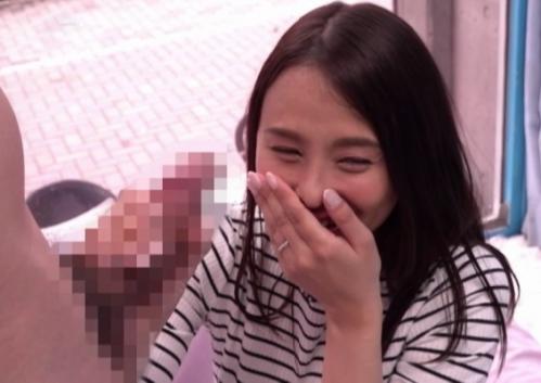 【人妻ナンパ】『入れたら凄そうｗｗ』産後一度もセックスしてない子育てママはデカチンを見ても我慢できるのか？