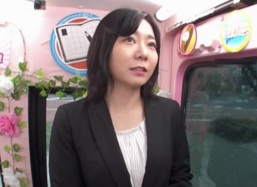 【素人ナンパ】こんな格好恥ずかしすぎる！大手企業から出てきたインテリ秘書がまんぐりポーズのキープチャレンジｗｗ