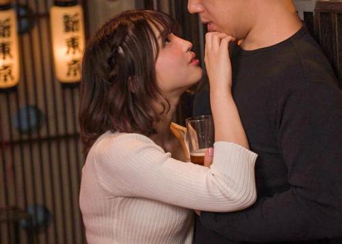 【寝取られ】酔うとキス魔になってしまうのに…町内会の飲み会に参加してしまった人妻が他所のパパさんを片っ端から誘惑SEX！