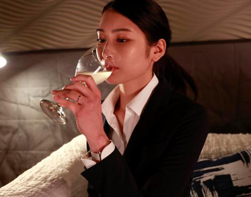 【相部屋NTR】婚約者がいるのに…出張先で同僚に媚薬を飲まされて朝まで何度も中出しを受け入れてしまったOL