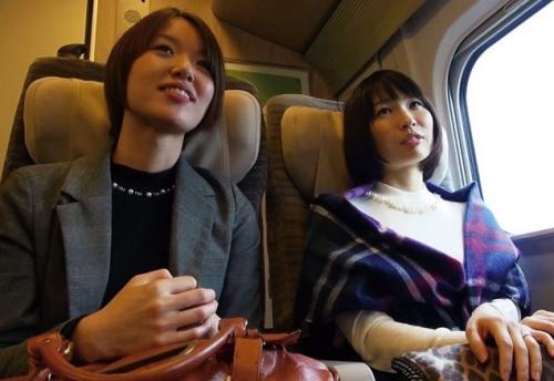 【人妻不倫旅行】専業主婦(36歳)とパート妻(27歳)が旦那に内緒の既婚男女四人旅で他の男のチンポにイキ狂う！