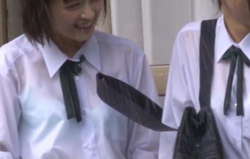 突然の豪雨で我が家の軒先に透けブラの修学旅行生5人組が雨宿り。家に招き入れて順番に脱がしてハメた一部始終