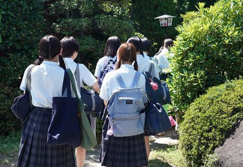 『先生、セックス教えて？』女子校の修学旅行で大胆になった女子生徒に次々誘惑された唯一の男の教師