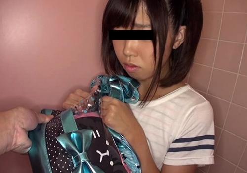 【危険映像】夏休み、プール帰りの日焼け小学生を狙った「子供マンコわいせつ映像集」
