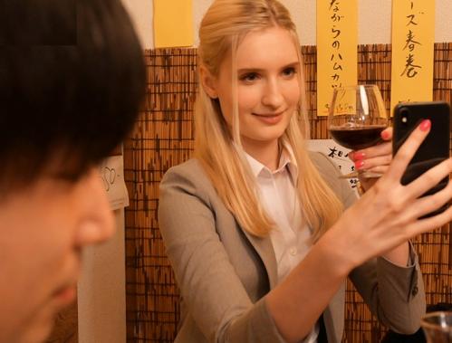 【相部屋NTR】出張先で相部屋になった外国人スタッフの同僚と朝まで８発連続セックスしてしまった一部始終